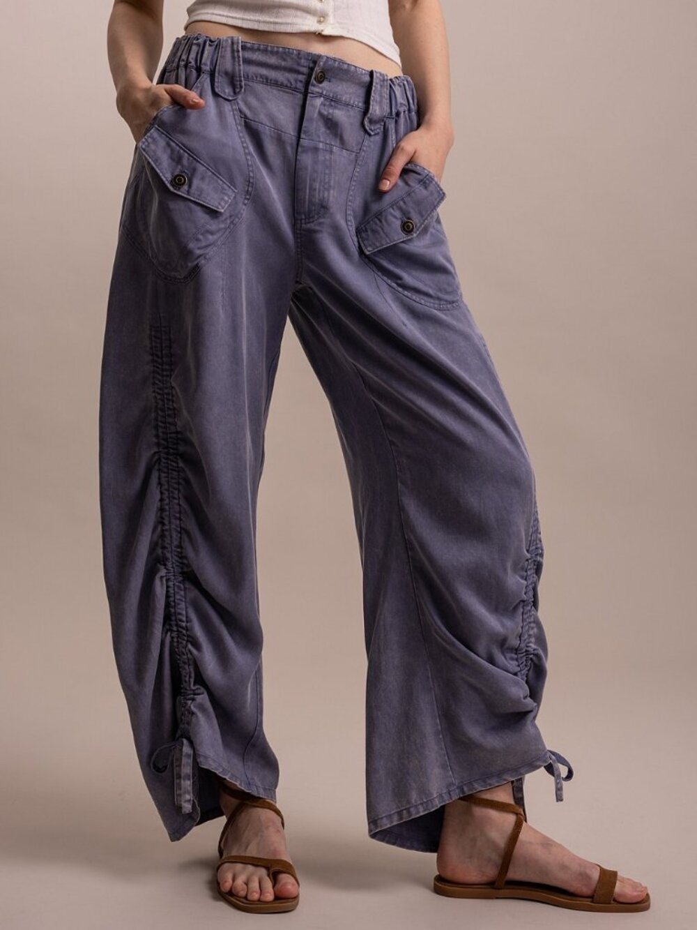 CARGO POCKET SIDE RUCHED COLOR TENCEL CAPRI PANTS